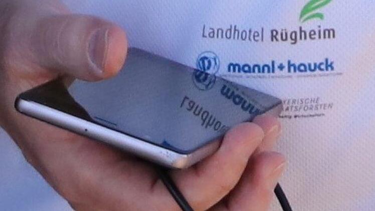 Das Smartphone mit einer entsprechenden App zeichnet die Strecke auf, die Wilhelm Schneider läuft.Helmut Will