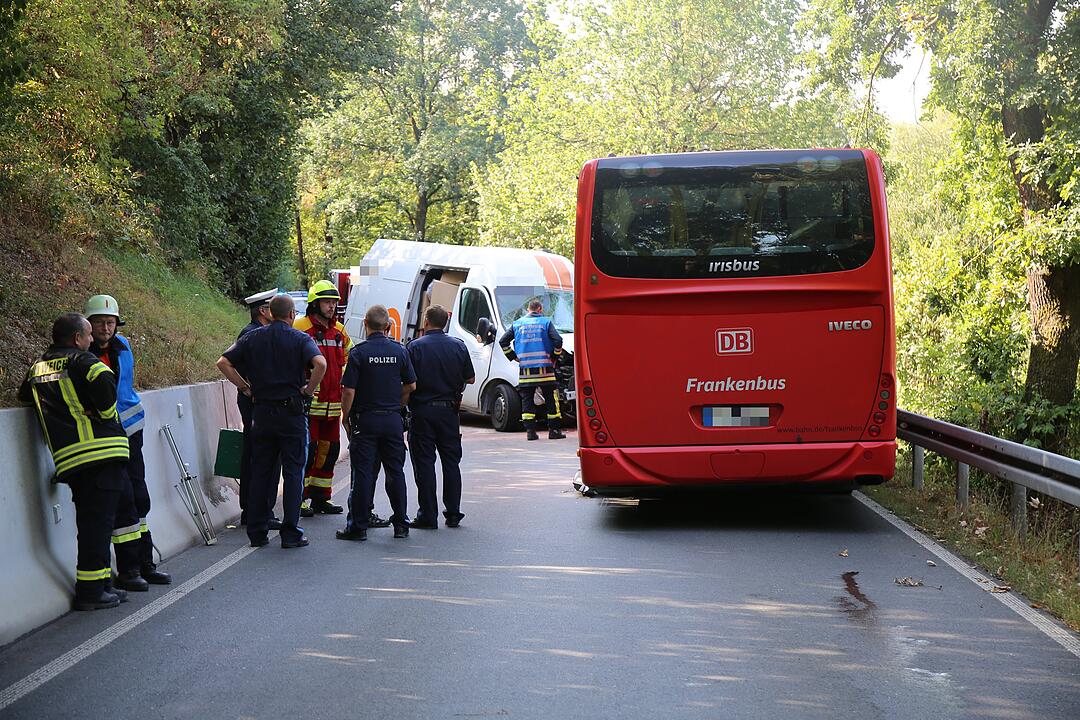 Lieferwagen kollidiert frontal mit Linienbus