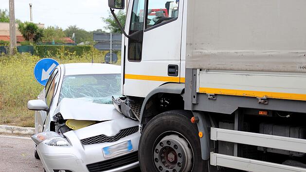 Auto st&ouml;&szlig;t mit Lkw zusammen