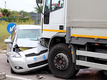 Auto kollidiert auf B13 im Kreis Ansbach mit Lkw