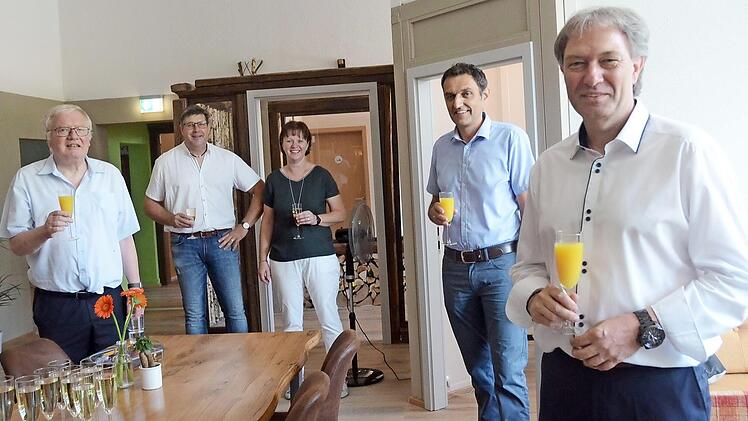 Sie stoßen auf die gute Geschäftsidee und die gelungene Freizeiteinrichtung für Jung und Alt an. Von links Diakon Georg Zenk, Bernhard und Michaela Bass, Bürgermeister Jörg Neubauer und Landrat Klaus Löffler  Foto: K.- H. Hofmann