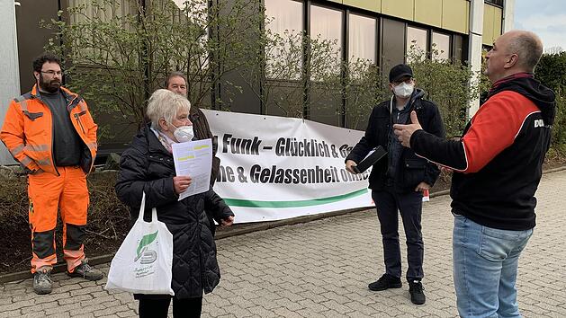 Die Aktivisten der B&uuml;rgerinitiative suchten vor der Gemeinderatssitzung das Gespr&auml;ch mit den R&auml;ten. Dennoch wurden die Access-Points, die die Schule sich gew&uuml;nscht hatte, genehmigt.