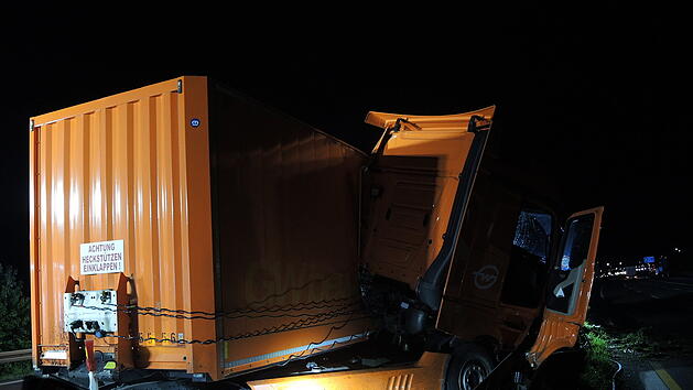 Dieseltank eines 40-Tonners rei&szlig;t bei Unfall - Vollsperrung auf der A70