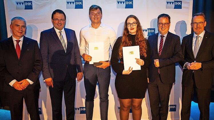 Die Meisterpreistr&auml;ger aus Stadt und Landkreis Forchheim zusammen mit den Gratulanten (v.&nbsp;l.): IHK-Pr&auml;sident Michael Waasner, Staatssekret&auml;r Martin Sch&ouml;ffel, Nico Winkler, Lena Schlierf, Regierungspr&auml;sident Florian Luderschmid und IHK-Hauptgesch&auml;f...