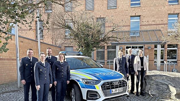 Die neuen Beamtinnen und Beamten mit der Leitung vor dem Polizeigebäude.