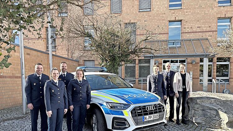 Die neuen Beamtinnen und Beamten mit der Leitung vor dem Polizeigebäude.