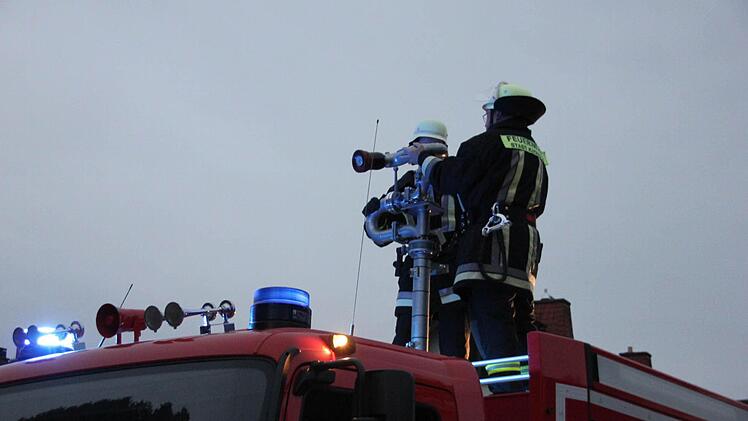 Feuerwehrmänner warten auf den Einsatz. Foto: Mariell Dörrschmidt