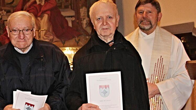 Pfarrer Richard Brütting ehrte Anton Kirchner und Josef Lang (von rechts) und übergab die Ehrennadel des Bistums Würzburg.