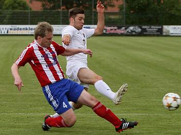 Der Dampfacher Oliver Kleber (links) spitzelt dem Schweinfurter Christoph Lehmann gerade noch den Ball weg.