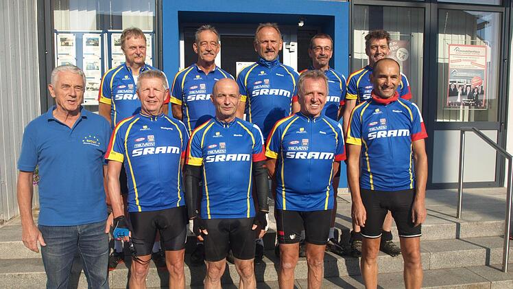 Die Oerlenbacher Eurobiker vor der Abfahrt. Klaus Walter (links) steuerte das Begleitauto. Foto: Stefan Geiger