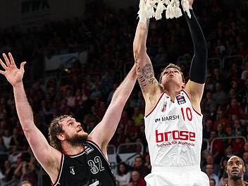 Daniel Theis (r.) gegen Kenneth Frease - zu diesem Duell kommt es auch am Sonntag, nachdem der Ex-Dragons-Center zu den Löwen gewechselt ist. Foto: sportpress