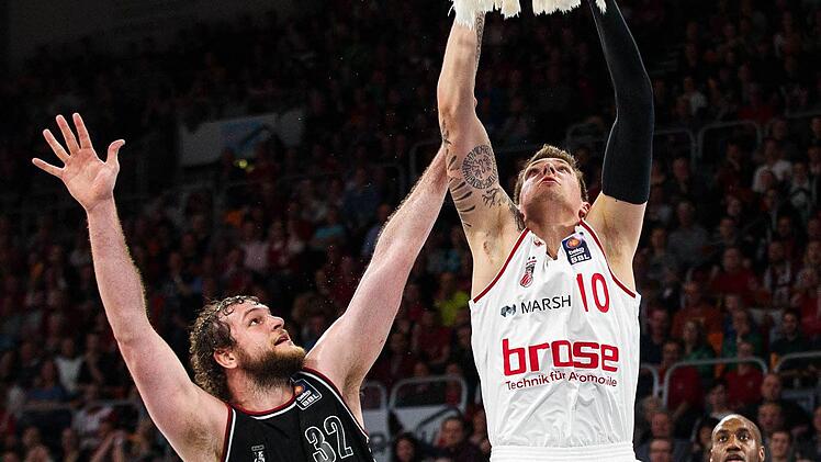 Daniel Theis (r.) gegen Kenneth Frease - zu diesem Duell kommt es auch am Sonntag, nachdem der Ex-Dragons-Center zu den Löwen gewechselt ist. Foto: sportpress