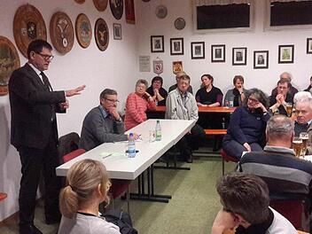 Volles Haus bei der Informationsveranstaltung über Flüchtlinge: Integrationsbeauftragter Stefan Seufert (links) und Bürgermeister Wilhelm Friedrich standen den Roßbacher Bürgern Rede und Antwort. Foto: Rolf Pralle