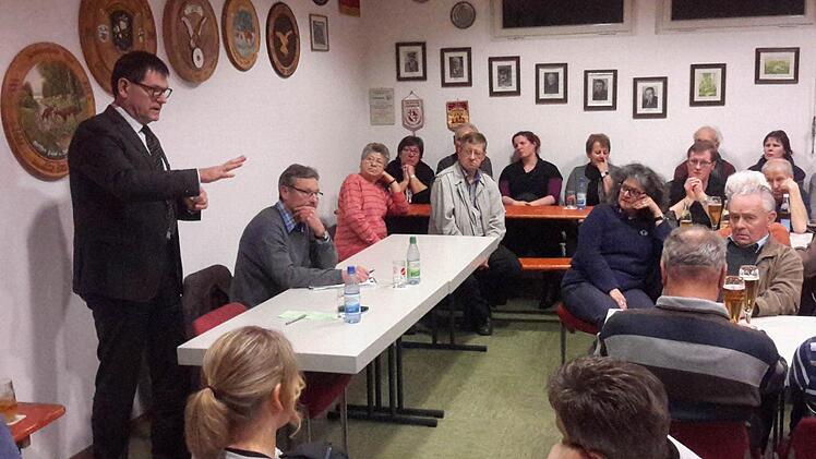 Volles Haus bei der Informationsveranstaltung über Flüchtlinge: Integrationsbeauftragter Stefan Seufert (links) und Bürgermeister Wilhelm Friedrich standen den Roßbacher Bürgern Rede und Antwort. Foto: Rolf Pralle