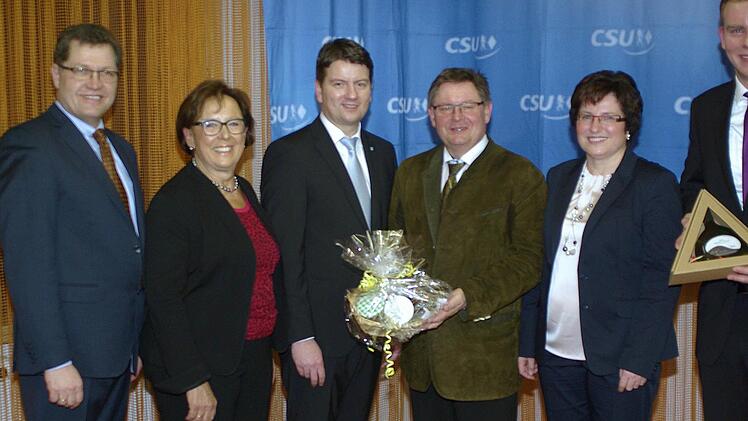 Für die Zusagen des Gastes dankte die Kreis- und Orts-CSU mit Applaus und kleinen Präsenten: (v. l.) CSU-Ortsvorsitzender Heribert Schießer, Bezirksrätin Karin Renner, CSU-Kreisvorsitzender MdL Sandro Kirchner, Staatssekretär Gerhard Eck, Bürgermeisterin Patricia Schießer und JU-Kreisvorsitzender Martin Wende. Foto: Winfried Ehling
