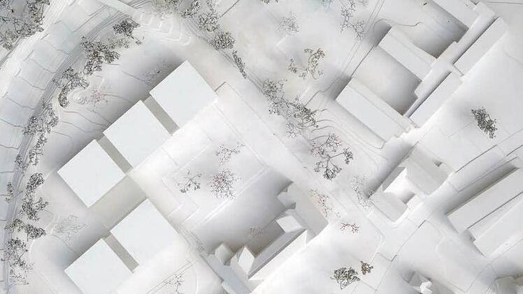 Fünf jeweils dreigeschossige Quader sollen das neue BBZ Münnerstadt beherbergen. Zusammen mit dem bestehenden Seminargebäude (rechts unten) umrahmen sie einen Campus. Foto: Gunther Benkert