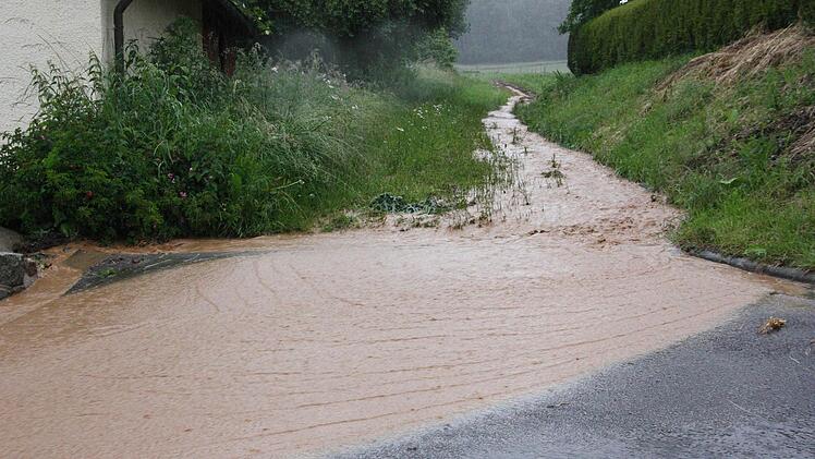 Im Weidig sucht sich das Wasser auf der Straße seinen Weg.  Foto: A. Nöth