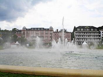 Am Freitagnachmittag wurde die Springbrunnen-Show im Rosengarten erstmals am Tag vorgeführt. Foto: Sebastian Elsässer