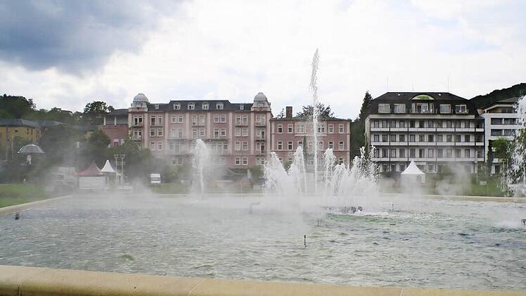 Am Freitagnachmittag wurde die Springbrunnen-Show im Rosengarten erstmals am Tag vorgeführt. Foto: Sebastian Elsässer