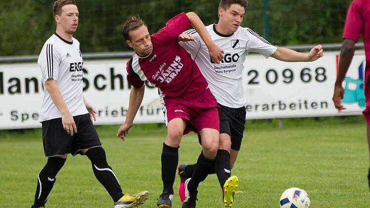 Der SV Fischbach und der SSV Oberlangenstadt spielen zwar auch in dieser Saison in der Kreisklasse, allerdings in der Lichtenfelser Staffel. Daher können die Fischbacher mit Colin Gloystein (rotes Trikot) diesmal ihre Führung in der "ewigen Tabelle" nicht ausbauen. Foto: Heinrich Weiß