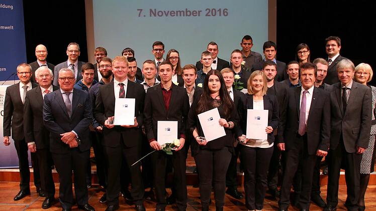 Die 13 Besten in ihrem Ausbildungsberuf wurden vor zahlreichen Ehrengästen am Montagnachmittag im Kongresshaus Rosengarten besonders geehrt. Foto: Bettina Knauth