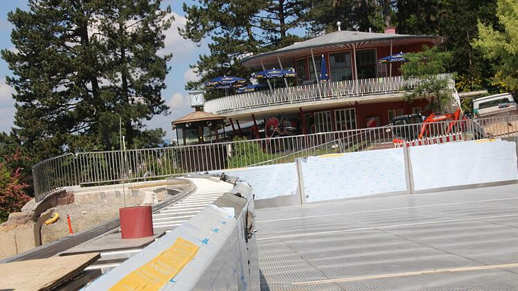 Das Becken wird k&uuml;nftig mit Edelstahl ausgekleidet. Foto: Benedikt Borst
