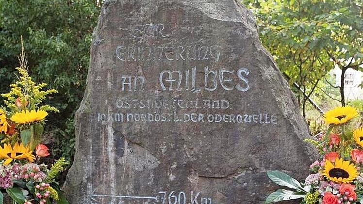Zur Erinnerung an den Heimatort Milbes wurde in der Bismarckanlage ein Gedenkstein aufgestellt.