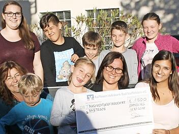 Alle freuen sich über die Spende; mit im Bild Geschäftsführerin Ulrike Brietz (vorne, links) sowie (vorne, von rechts) Theresa Meusel und Eva Seuberth von der Firma RMS legos Foto: Carmen Schwind