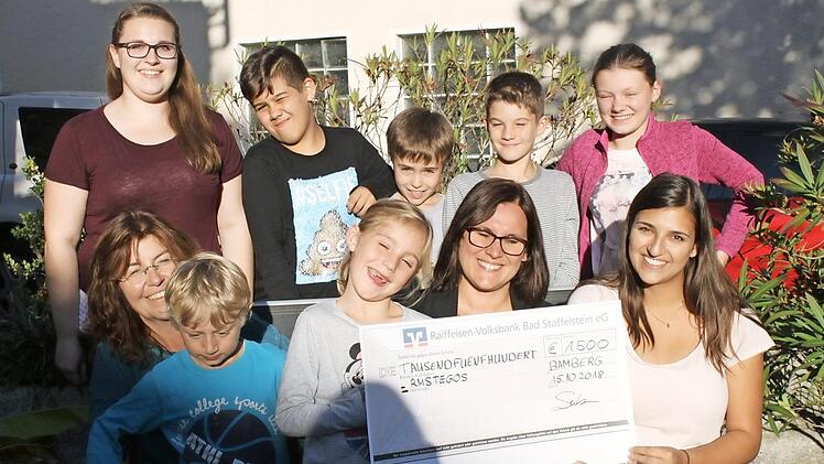Alle freuen sich über die Spende; mit im Bild Geschäftsführerin Ulrike Brietz (vorne, links) sowie (vorne, von rechts) Theresa Meusel und Eva Seuberth von der Firma RMS legos Foto: Carmen Schwind