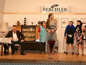 Turbulent geht es zu in dem Stück "Agentur Manpower" der Laienspieltheatergruppe "Die Berchler". Im Bild eine Spielszene mit (von links) Patrick Rosa, Willi Rucker, Willi Pöhlmann, Dagmar Vornhof, Theresa Gabeli, Martina Rucker, Doris Holhut, Stefka Kodisch und Stefan Karnitschky Foto: Klaus-Peter Wulf