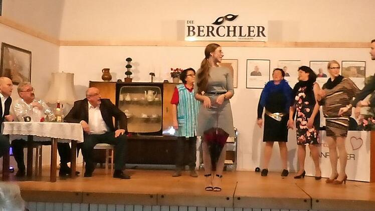 Turbulent geht es zu in dem Stück "Agentur Manpower" der Laienspieltheatergruppe "Die Berchler". Im Bild eine Spielszene mit (von links) Patrick Rosa, Willi Rucker, Willi Pöhlmann, Dagmar Vornhof, Theresa Gabeli, Martina Rucker, Doris Holhut, Stefka Kodisch und Stefan Karnitschky Foto: Klaus-Peter Wulf