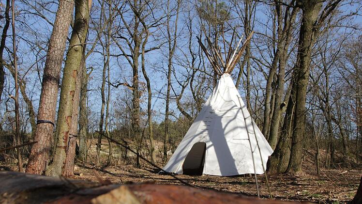 Ein weiterer Rückzugsort im Waldkindergarten "Fuchsbau" in Adelsdorf ist ein Indianer-Tipi. Foto: Christian Bauriedel