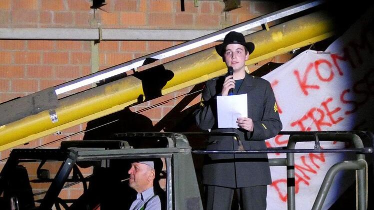 Der reitende Bote (Marek Eisenacher) wurde mangels Pferd originell mit einem Jeep in die Halle gebracht. Fotos: Christian Licha