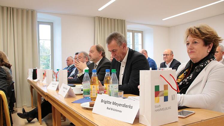 Zu den Teilnehmern der Bezirksversammlung des Städtetages gehörte auch die Bad Brückenauer Bürgermeisterin Brigitte Meyerdierks (rechts). Foto: Ralf Ruppert
