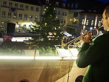 Stimmungsvoll wurde der Hammelburger Altstadtadvent von Bl&auml;sern er&ouml;ffnet. Bianca Volkert