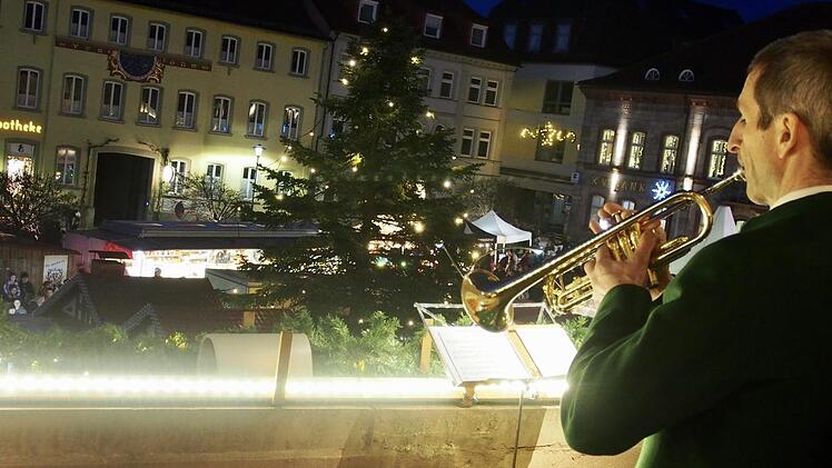 Stimmungsvoll wurde der Hammelburger Altstadtadvent von Bl&auml;sern er&ouml;ffnet. Bianca Volkert