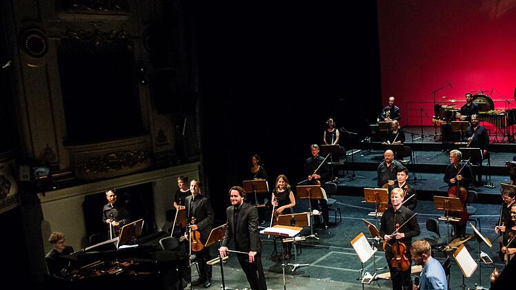 Gemeinsam mit dem Philharmonischen Orchester des Landestheaters gestaltete Star-Trompeter Nils Wülker den zweiten Abend des Festivals "It'z Jazz".Foto: Jochen Berger