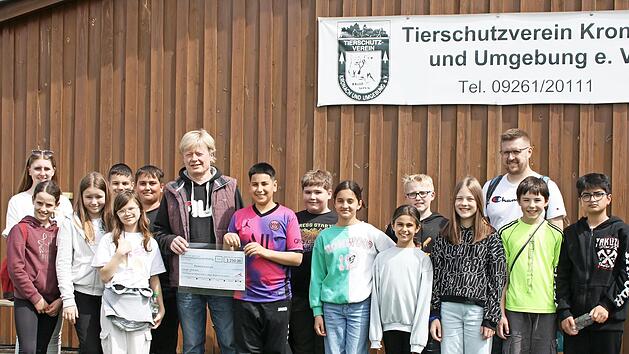1250 Euro spendete die Maximilian-von-Welsch-Schule an das Kronacher Tierheim.