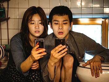 F&uuml;r kostenloses Internet kriechen Ki-jung (Park So-dam) und ihr Bruder Ki-woo (Choi Woo-shik) in die entlegensten Ecken ihrer Behausung.