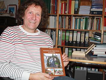Hubert Kolling mit dem druckfrischen vierten Band der Unterzettlitzer Dorfchronik. Foto: Matthias Einwag