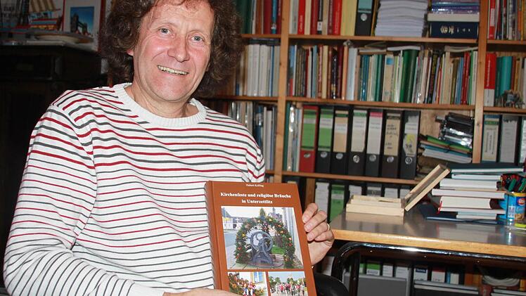 Hubert Kolling mit dem druckfrischen vierten Band der Unterzettlitzer Dorfchronik. Foto: Matthias Einwag