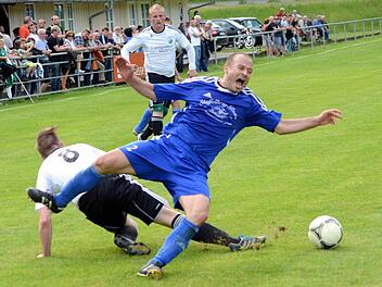 Die SpVgg Muggendorf (blaue Trikots) hat den Klassenerhalt nach dem 2:0-Sieg gegen Moggast in der Tasche, der SV muss den Meistersekt weiter kühlen.  Foto: herzopress