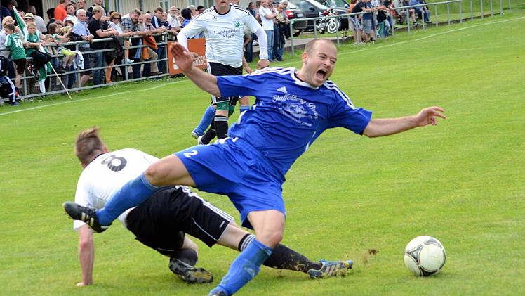Die SpVgg Muggendorf (blaue Trikots) hat den Klassenerhalt nach dem 2:0-Sieg gegen Moggast in der Tasche, der SV muss den Meistersekt weiter kühlen.  Foto: herzopress
