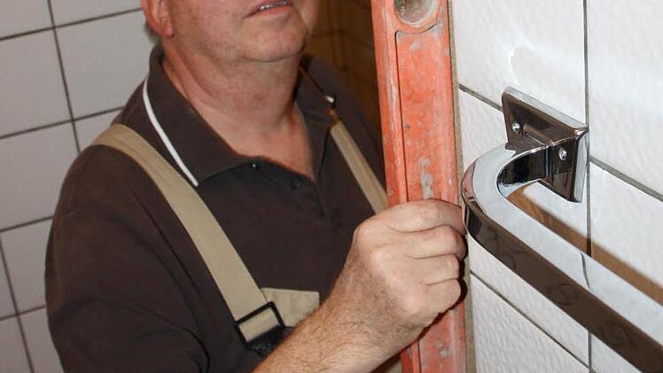 Derzeit baut Franz Friedel noch die neuen Duschkabinen ein.