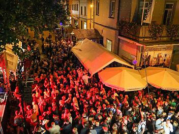 Während die Menschenmassen im Festbetrieb weitestgehend friedlich die 64. Sandkerwa in Bamberg feierten und die Polizei kaum eingreifen musste, kippte nach Mitternacht die Stimmung. Fast im Minutentakt klickten die Handschellen. Wir waren live dabei. Foto: Harald Rieger