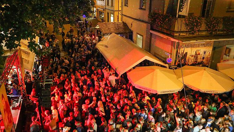 Während die Menschenmassen im Festbetrieb weitestgehend friedlich die 64. Sandkerwa in Bamberg feierten und die Polizei kaum eingreifen musste, kippte nach Mitternacht die Stimmung. Fast im Minutentakt klickten die Handschellen. Wir waren live dabei. Foto: Harald Rieger