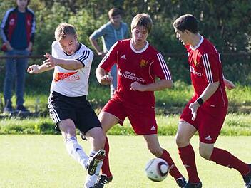 Der TSV Weißenbrunn mit Spielertrainer Matthias Wich (links) ist in der Kreisliga auf Titelkurs. Der VfR Johannisthal mit Dominik Sachs und Max Mayer (rechts) hat zumindest Platz 2 noch nicht abgehakt. Foto: Weiß