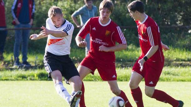 Der TSV Weißenbrunn mit Spielertrainer Matthias Wich (links) ist in der Kreisliga auf Titelkurs. Der VfR Johannisthal mit Dominik Sachs und Max Mayer (rechts) hat zumindest Platz 2 noch nicht abgehakt. Foto: Weiß