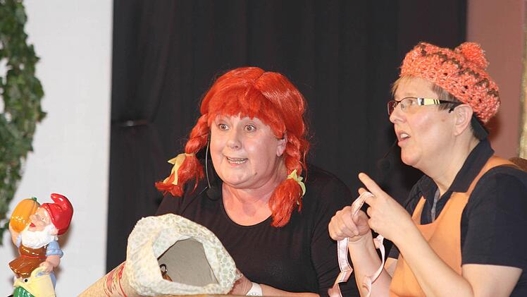 Hanni (Gabi Leisentritt, links) und Nanni (Monika Stadelmann) traten als Schulkinder auf. Foto: Ralf Naumann