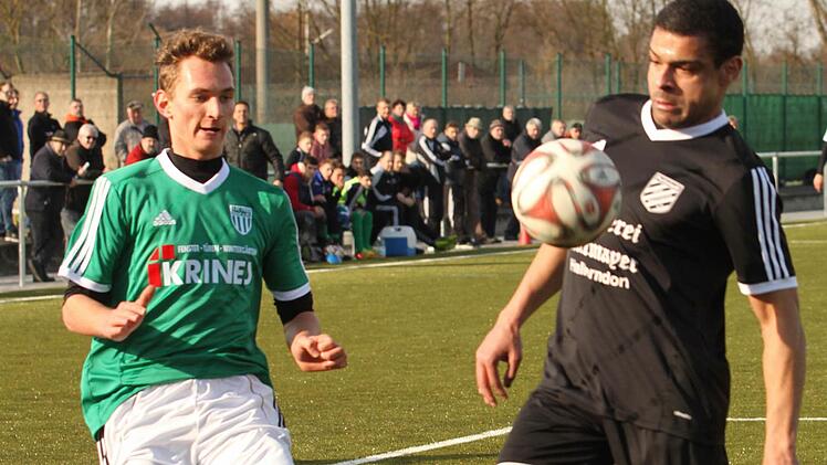 Zweikampf um den Ball von Tobias Krines (links) und dem Pettstadter Oliver Riley, der den Ball mit der Brust abwehrt.